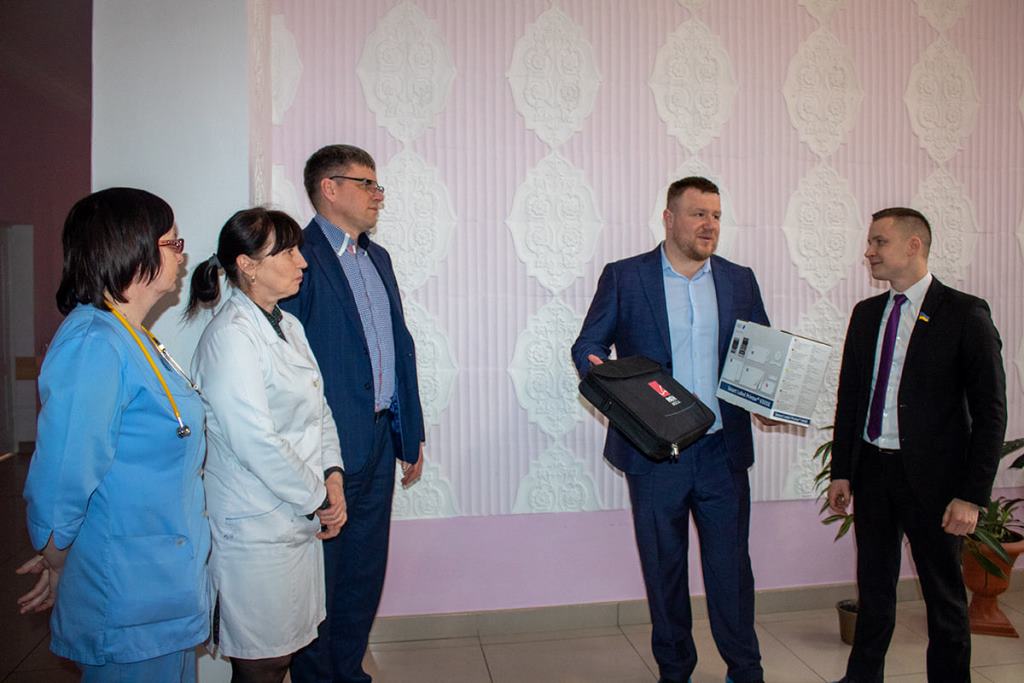 Нововолинській лікарні передали аудіометр, придбаний за зібрані на Молитовному сніданку кошти