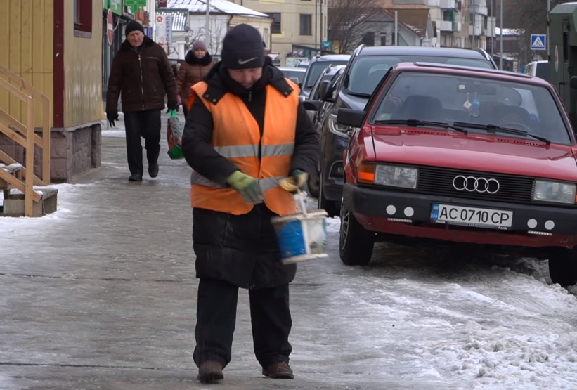 У Володимирі очищують від снігу дороги та тротуари вулиць міста