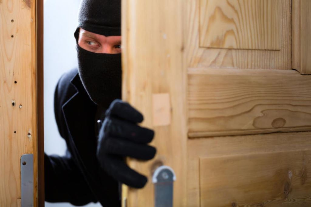 У Нововолинську оперативники розкрили крадіжку речей з будинку