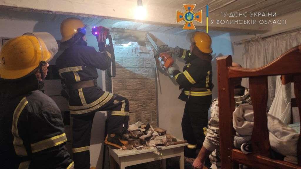 На Волині рятувальники запобігли пожежі, що виникла у димоході дерев’яної хати