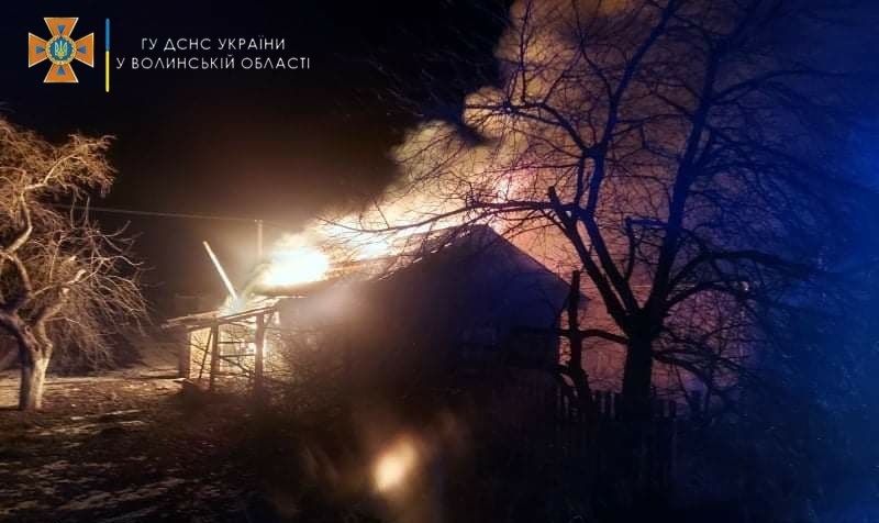У селі поблизу Луцька ліквідували пожежу дерев’яної будівлі