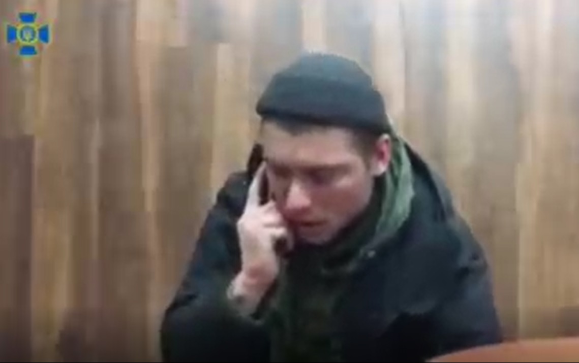 «Мама, я прийшов сюди, як агресор»: російський полонений солдат телефонує до матері