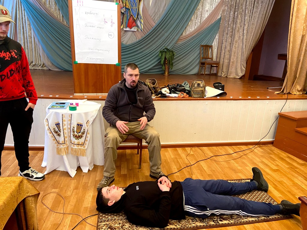 У Володимирі навчають надавати першу медичну допомогу та як кидати «Бандерівське смузі»