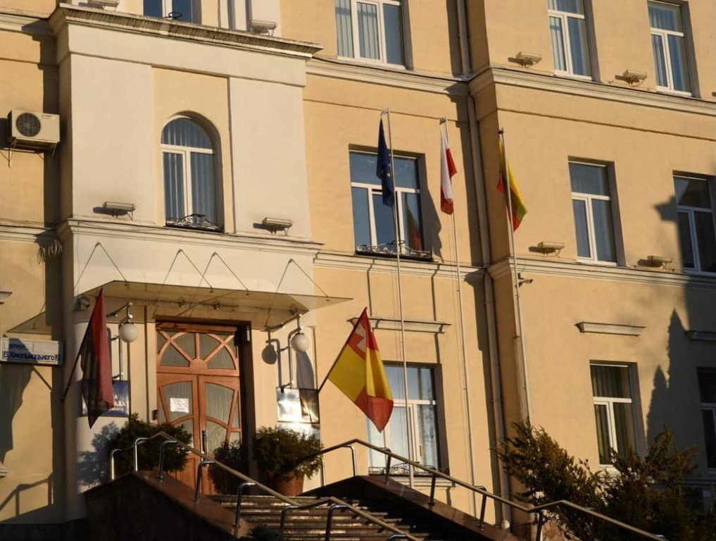 На будівлі Луцькради підняли прапори Польщі та Литви