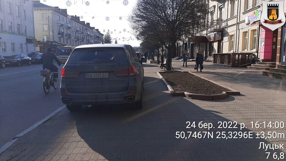 У Луцьку за день наклали штрафів на порушників  правил паркування на понад 30 тисяч гривень