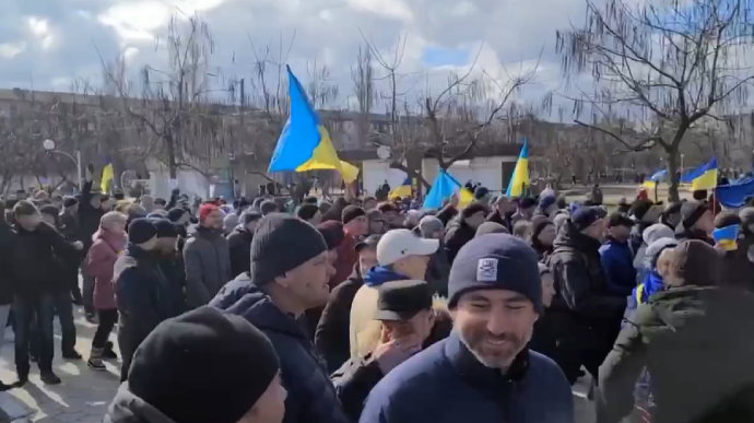 В окупованій Новій Каховці триває проукраїнський мітинг