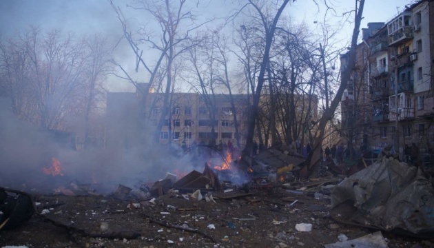 Ракетний удар по Києву: є загиблий, 19 постраждалих, пошкоджені 6 будинків, дитсадок і школа