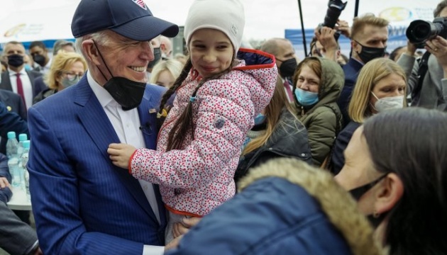 Байден назвав путіна «м’ясником» після зустрічі з українськими біженцями в Польщі