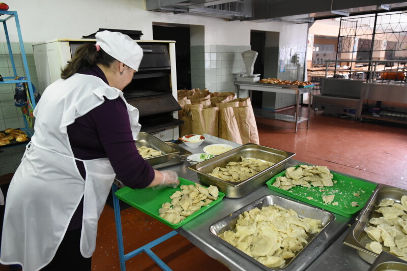 Працівники Комбінату шкільного і студентського харчування забезпечують їжею захисників Луцька