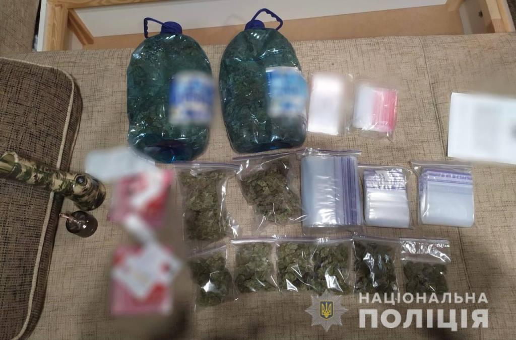 Вилучили близько трьох кілограмів канабісу: у Луцьку викрили групу збувачів наркотиків
