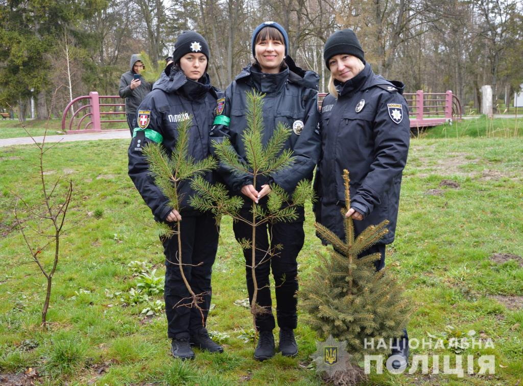 У Луцьку поліцейські долучилися до акції «Ліс Перемоги»