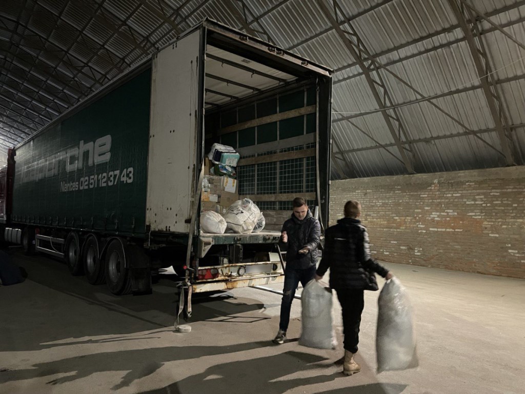 Вантажівку гуманітарної допомоги для Сумщини підготували на одному із складів Волинської ОВА