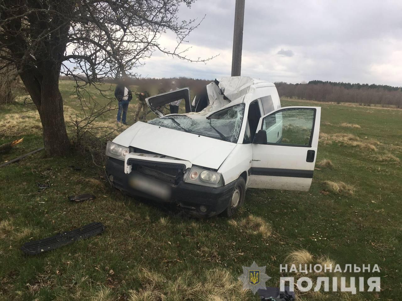 На Ратнівщині внаслідок ДТП загинула пасажирка автомобіля, ще двоє осіб травмувалося