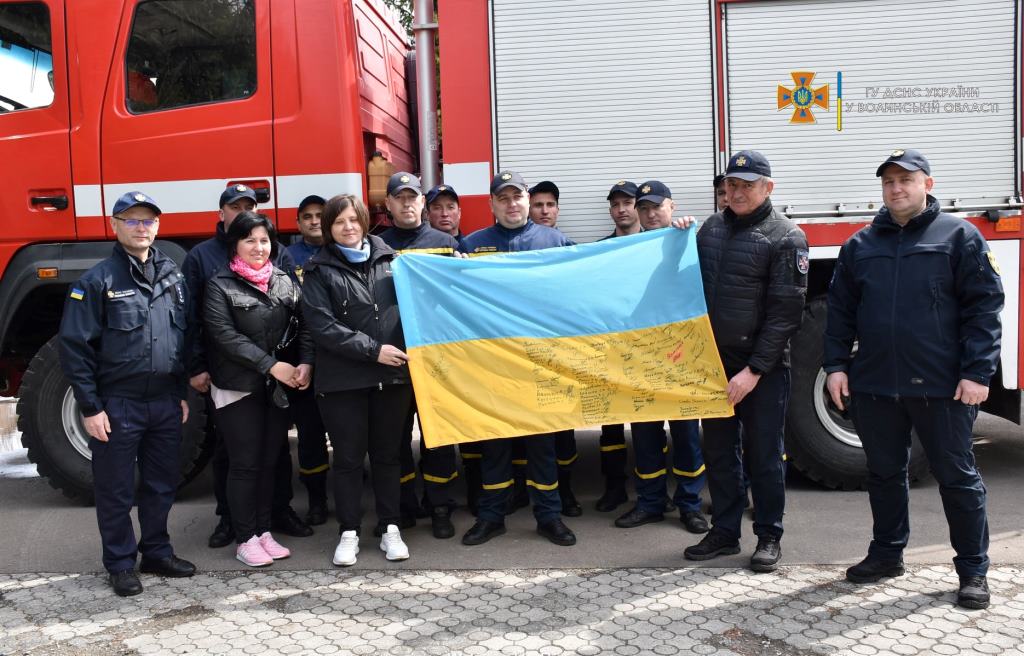 Волинські рятувальники передали прапор України зі своїми автографами у краєзнавчий музей