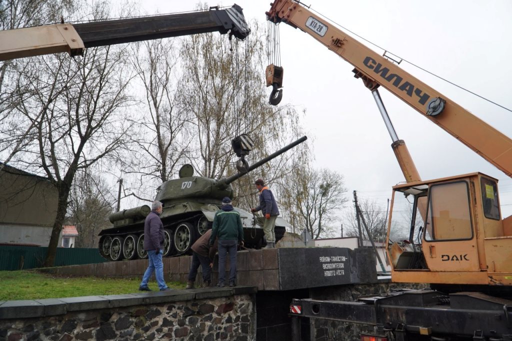 Услід за російським кораблем: у Володимирі демонтували радянський танк