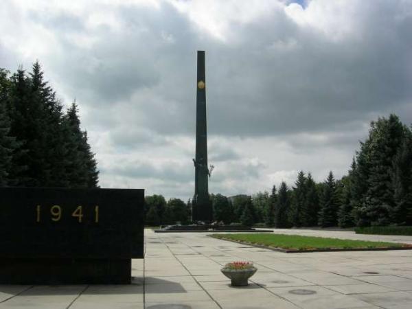 У Луцьку на меморіалі демонтують тоталітарну символіку та змінять дату початку Другої світової війни