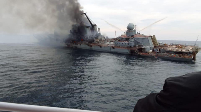 У мережі оприлюднили перші фото та відео підбитого крейсера «москва»