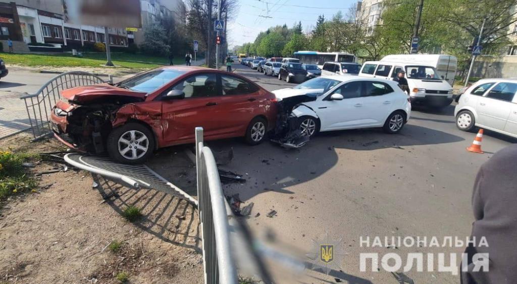 Слідчі з’ясовують обставини зіткнення Renault та Hyundai у Луцьку