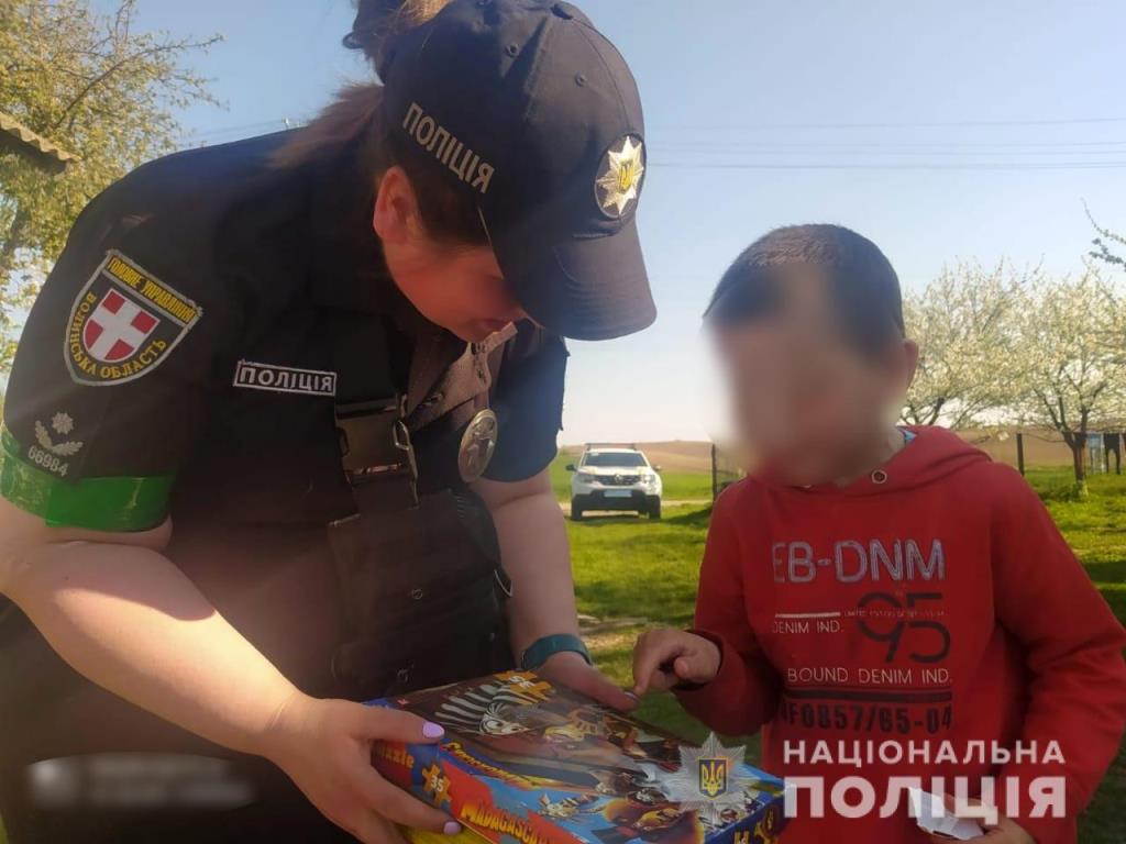 Іграшки та подарунки: поліцейські відвідали дітей у Володимир-Волинській громаді