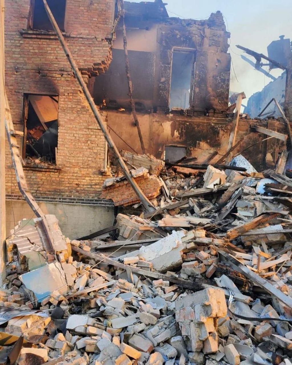 Через авіаудар по школі на Луганщині загинули щонайменше 62 людини