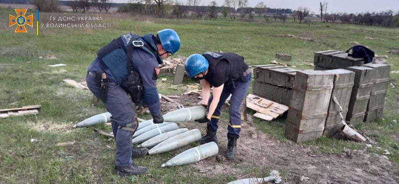 Волинські піротехніки допомагають колегам очищати Чернігівщину від вибухонебезпечних предметів