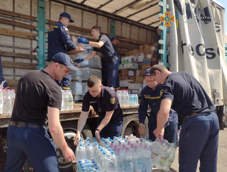 Волинські рятувальники передали колегам у Харківській області декілька тонн гуманітарної допомоги та чудотворну ікону