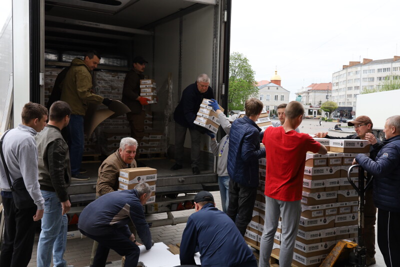 Луцький центральний пункт допомоги щодня відправляє гуманітарні вантажі для військових і цивільних