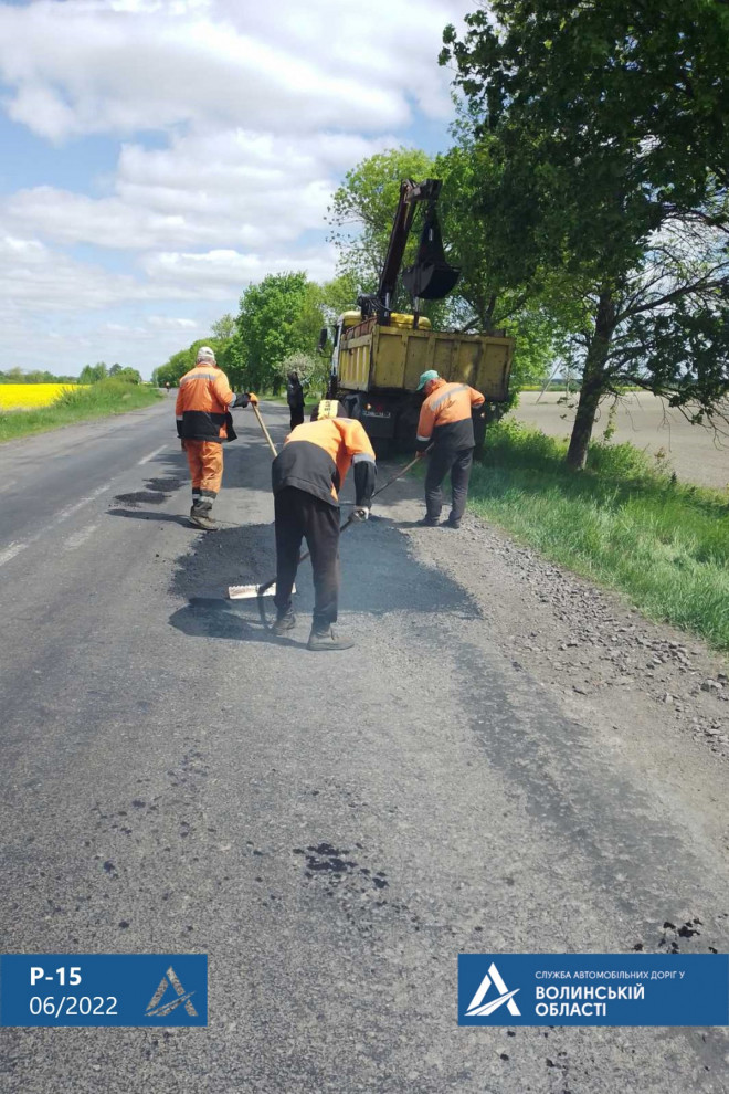 Між Турійськом та Вербою триває ямковий ремонт дороги Р-15