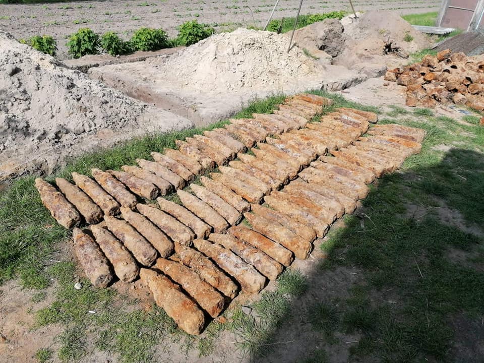 Волиняни виявили на території приватного господарства понад 70 артилерійських снарядів