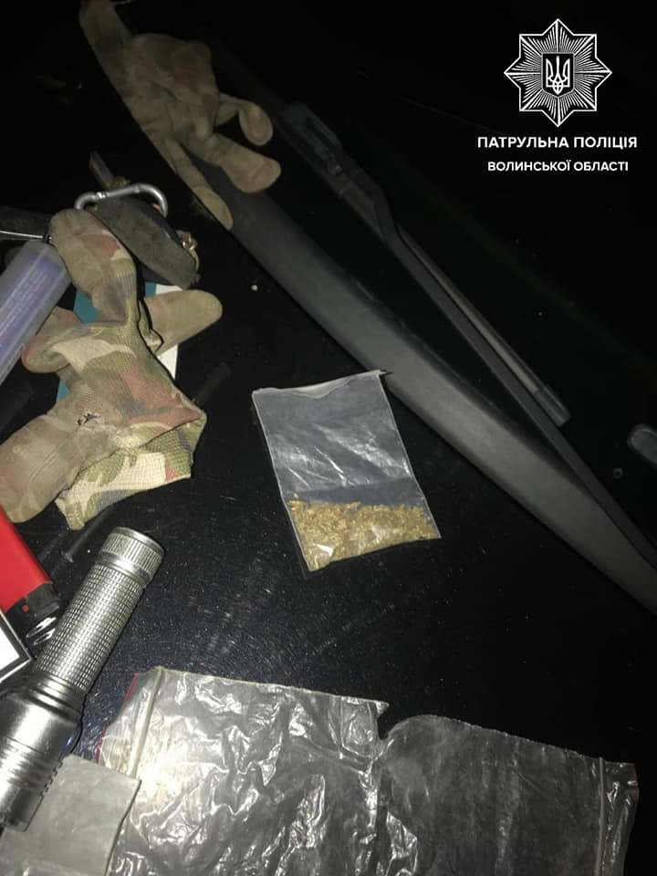 У Луцьку патрульні під час комендантської години виявили наркотики у водія