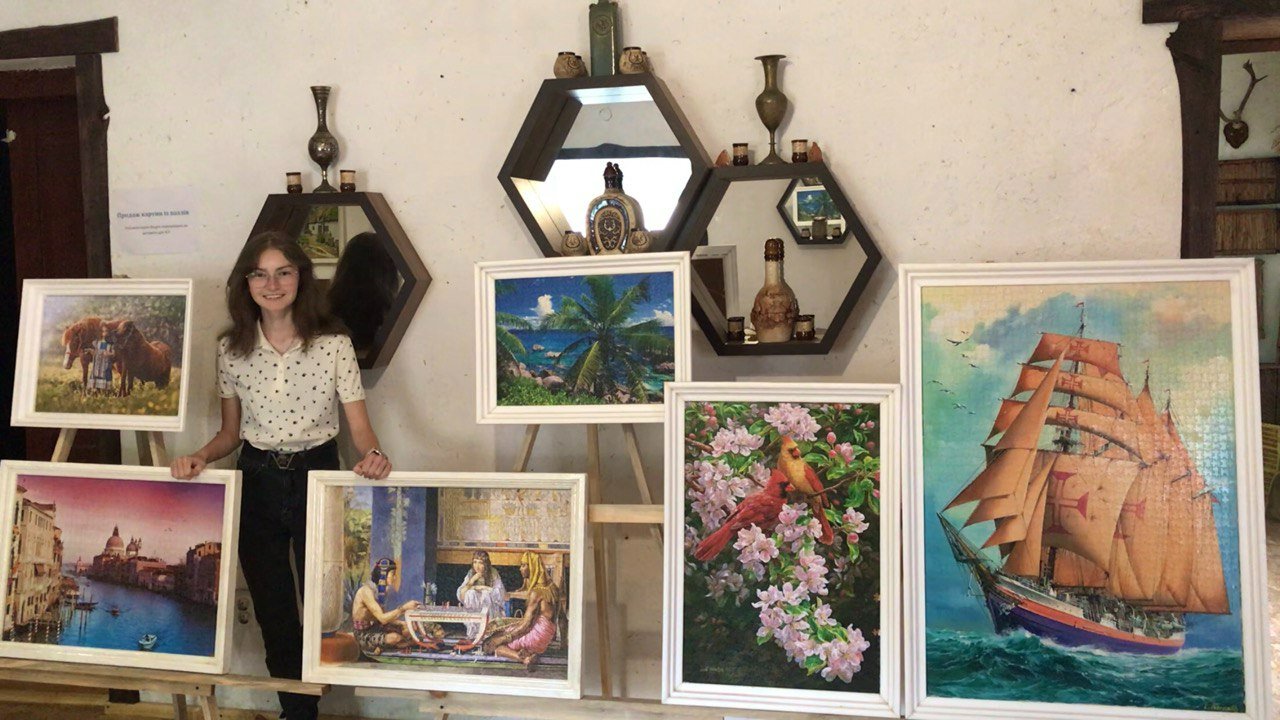 Школярка з Баєва продає картини, щоб допомогти ЗСУ