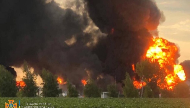 Дніпропетровщина: пожежу на нафтобазі після «прильоту» гасять 50 рятувальників