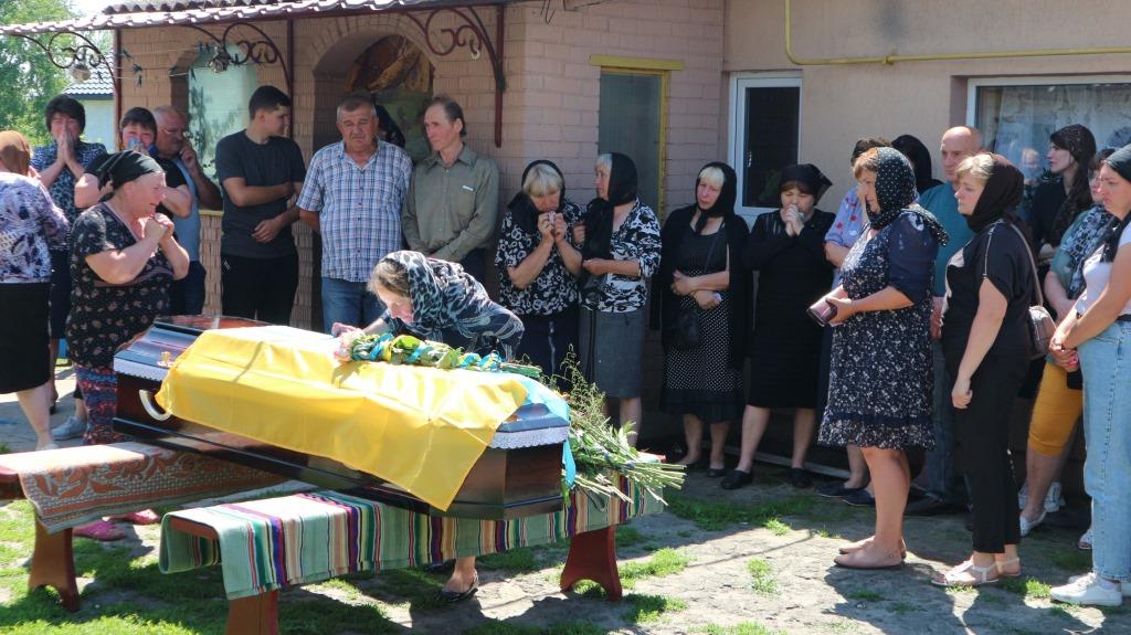 У селі поблизу Луцька поховали захисника, який загинув за Україну