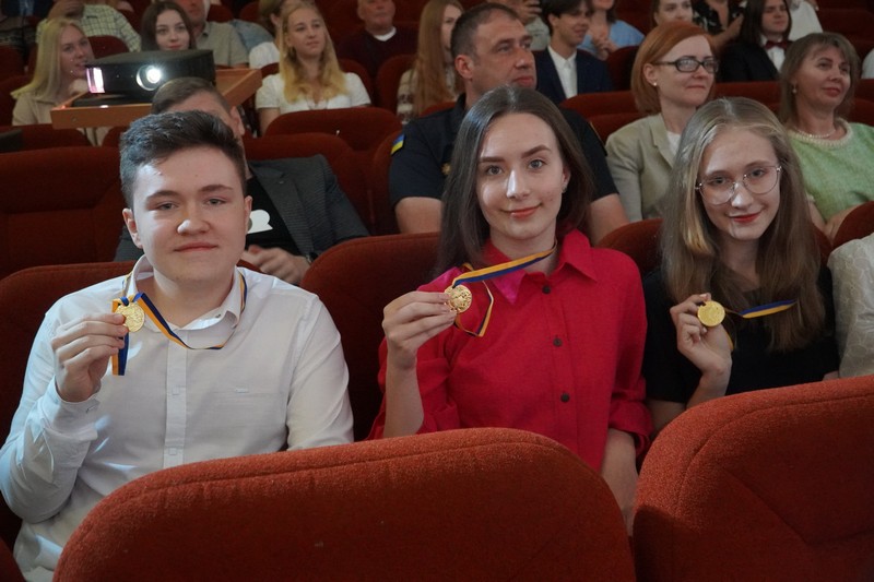 У Володимирі нагородили випускників-медалістів