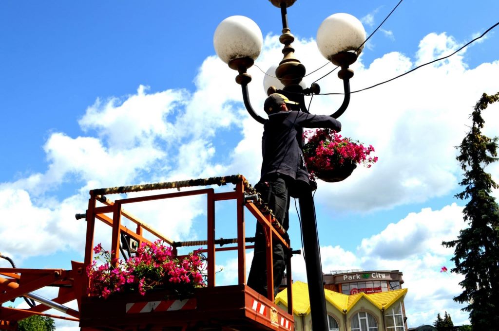Центральні вулиці Ковеля прикрасили квітами