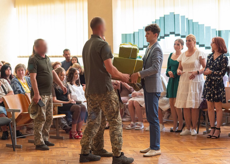 «Замість квітів – допомога воїнам ЗСУ»: випускники шкіл Володимир-Волинської громади долучилися до всеукраїнської акції