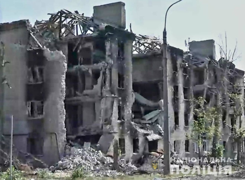 На Луганщині загарбники обстрілюють будинки та грабують цивільних