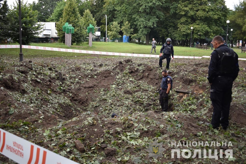 Ракетний удар по Харкову: біля входу в метро утворилася вирва