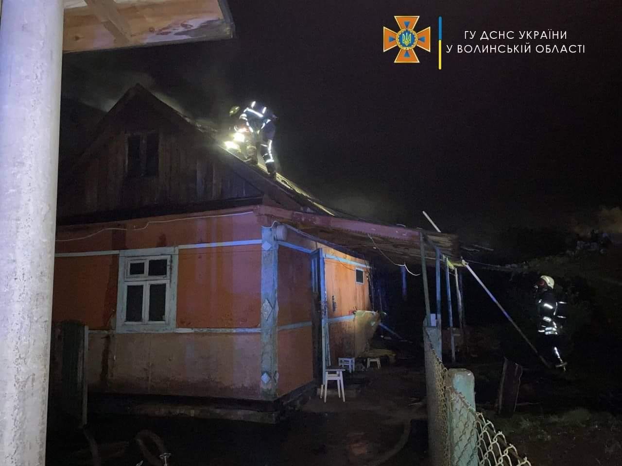 У Нововолинську через удар блискавки горіла будівля