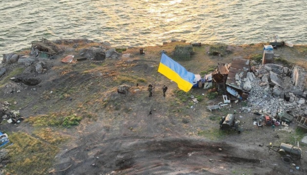 Військові показали встановлення українського прапора на звільненому Зміїному