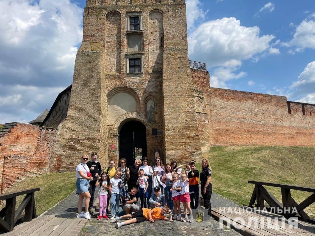 Для діток поліцейських провели екскурсію Старим містом Луцька