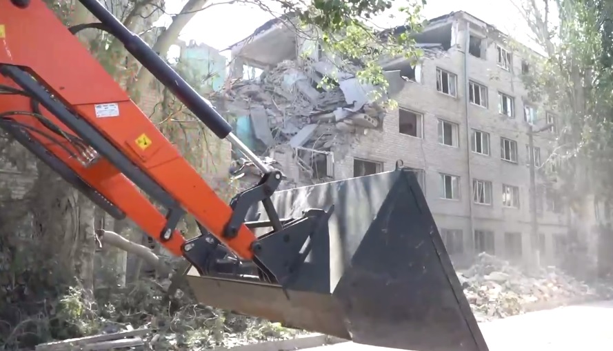 У Миколаєві рашисти знищили гуртожиток та пошкодили дві багатоповерхівки