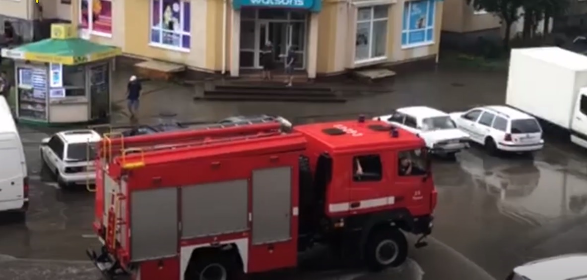 Злива у Луцьку: рятувальники відкачували воду з доріг та підвальних приміщень медзакладів