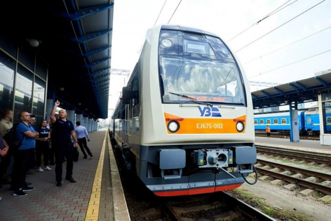На маршруті Київ-Рівне-Луцьк розпочав курсування модернізований електропотяг Skoda