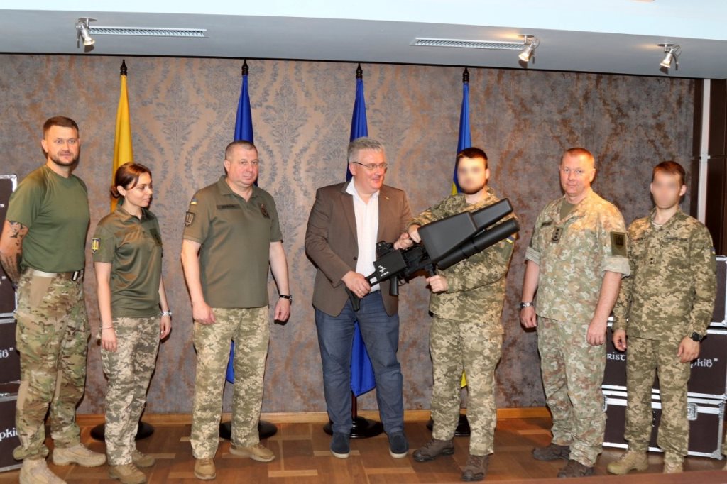 Литовські волонтери передали ЗСУ сучасне обладнання для протидії безпілотникам