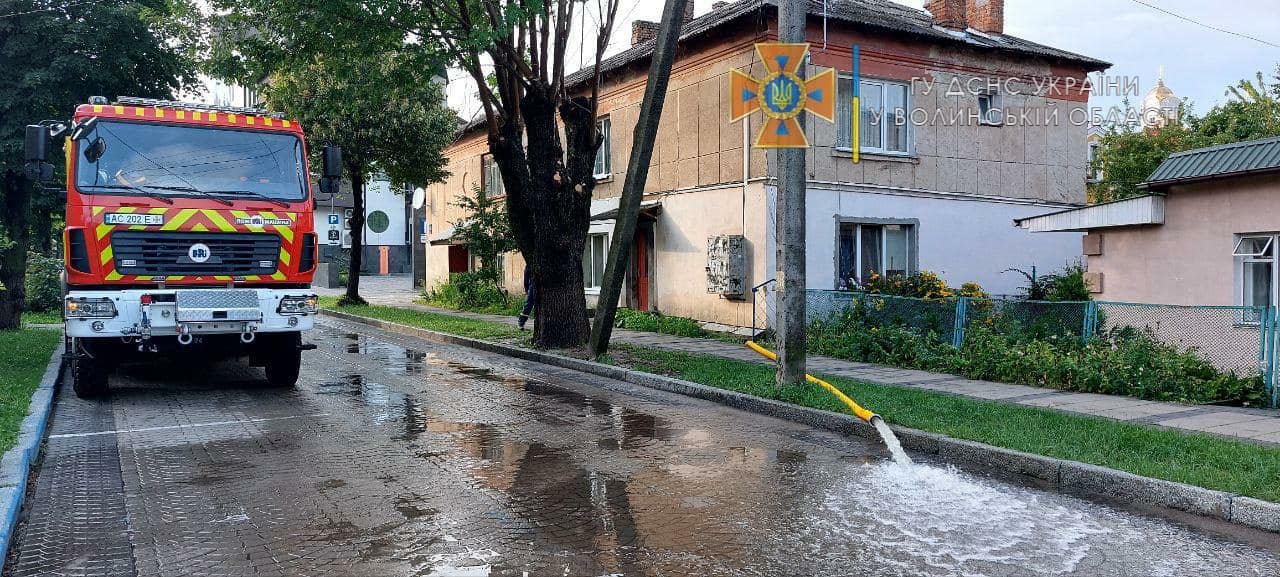 Негода у Луцьку: рятувальники відкачували воду з підвалів та прибудинкових територій