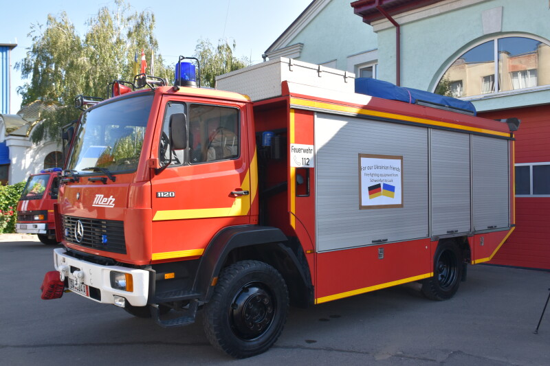 Луцьким рятувальникам передали спеціалізований автомобіль з Німеччини