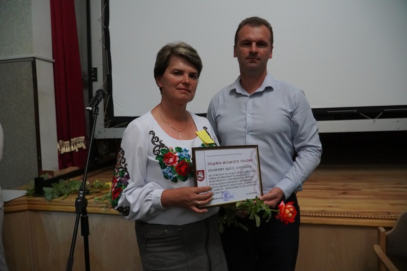 На освітянській конференції у Володимирі вручили нагороди «Золоте перо» та відзнаки за волонтерство