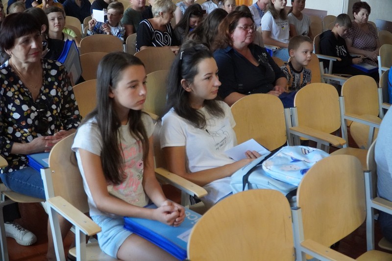 У Володимирі дітям-сиротам вручили шкільне приладдя та грошову допомогу напередодні нового навчального року
