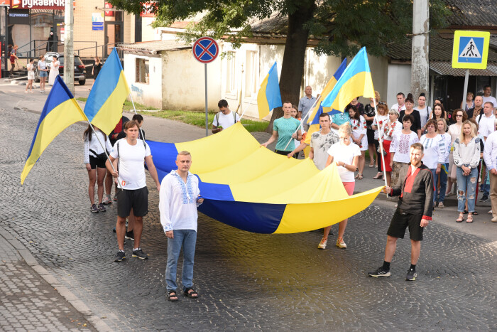 Перед будівлею Луцької міськради урочисто підняли Державний Прапор України